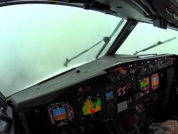 El impactante vídeo del aterrizaje de un avión en plena tormenta en Palma no apto para aerofóbicos El impactante vídeo del aterrizaje de un avión en plena tormenta en Palma no apto para aerofóbicos