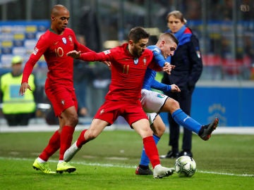 Verratti intenta proteger el balón ante Bernardo Silva y Joao Mario Verratti intenta proteger el balón ante Bernardo Silva y Joao Mario