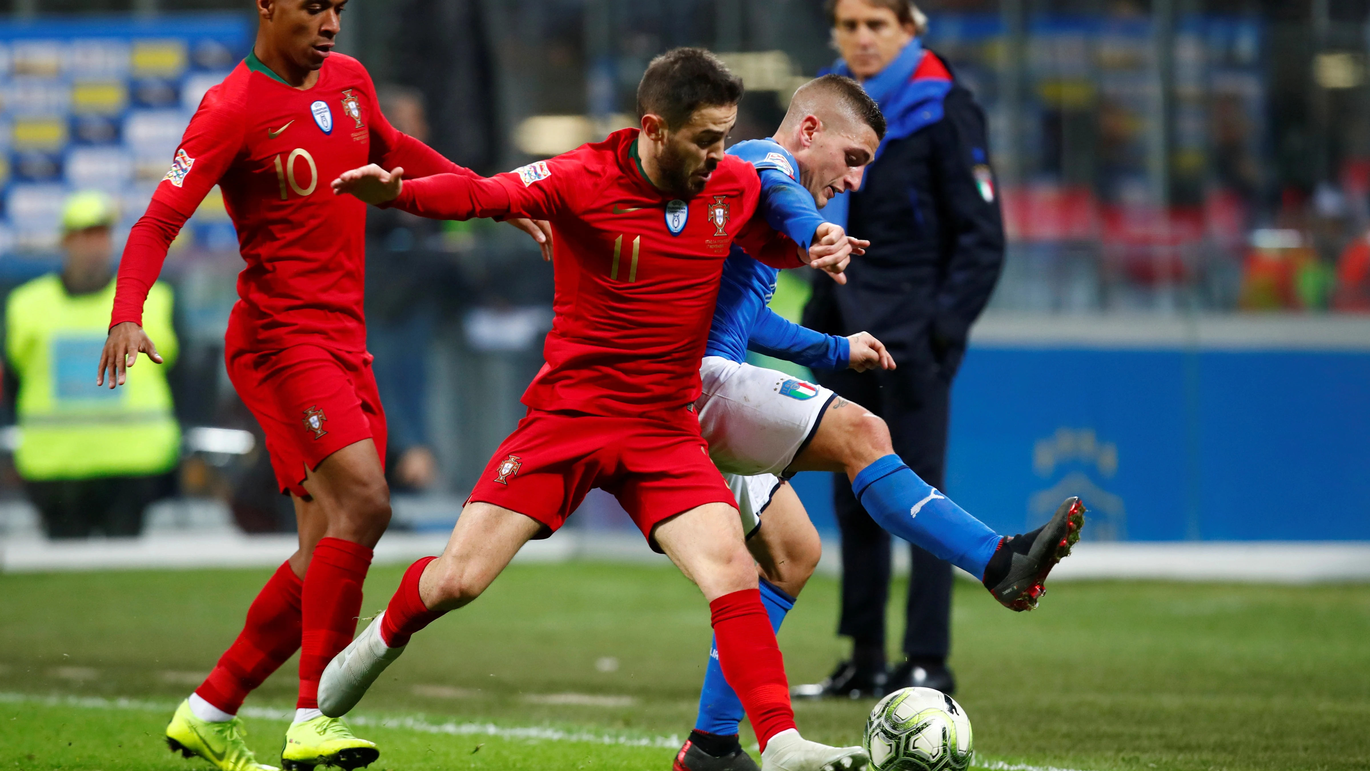 Verratti intenta proteger el balón ante Bernardo Silva y Joao Mario