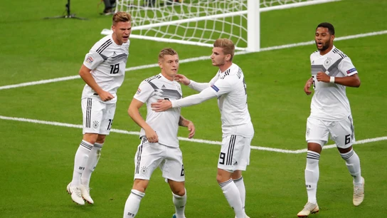 Werner felicita a Toni Kroos tras marcar con Alemania Werner felicita a Toni Kroos tras marcar con Alemania