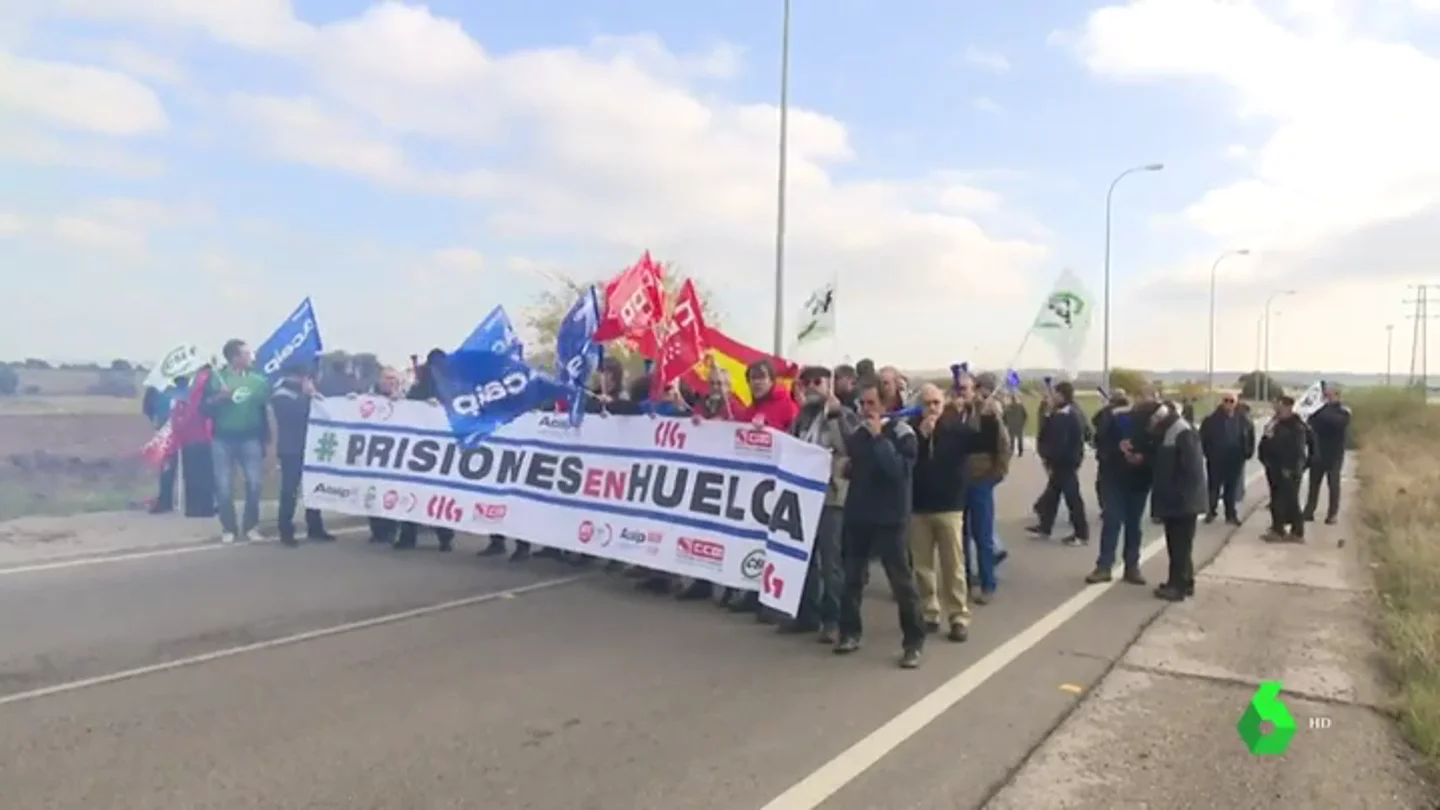 Huelga de funcionarios de prisiones en toda España para pedir mejoras salariales: "Reclamamos que el señor ministro se siente a negociar" Huelga de funcionarios de prisiones en toda España para pedir mejoras salariales: "Reclamamos que el señor ministro se siente a negociar"