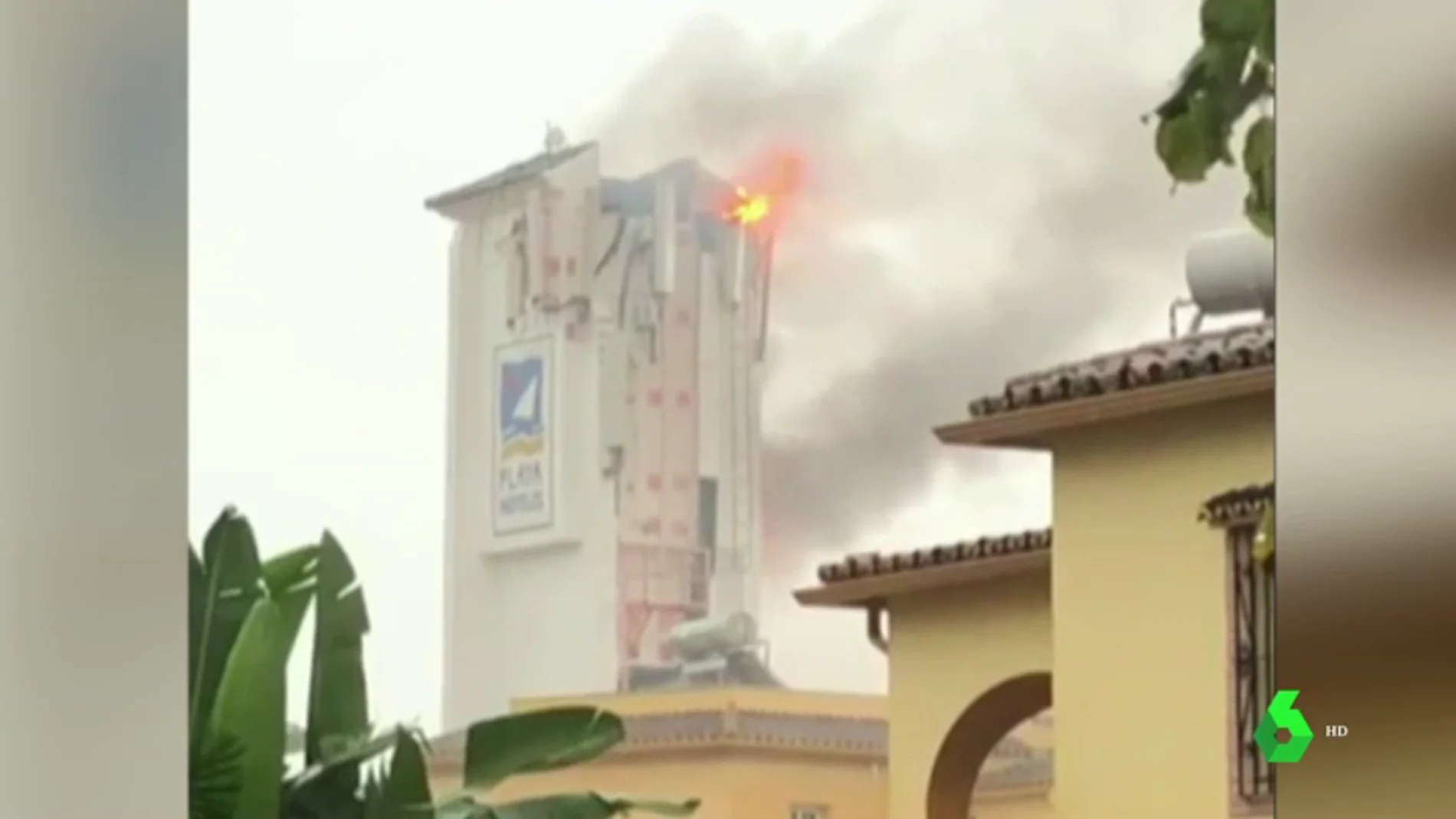 Alarma entre los vecinos de Marbella después de que un rayo impactara contra un hotel causando un incendio