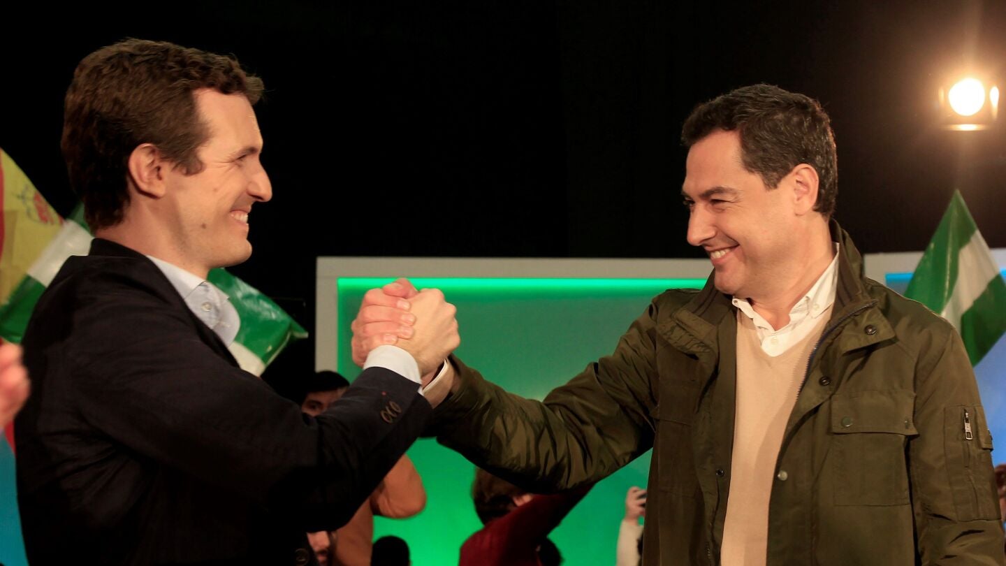 Pablo Casado junto a Juanma Moreno