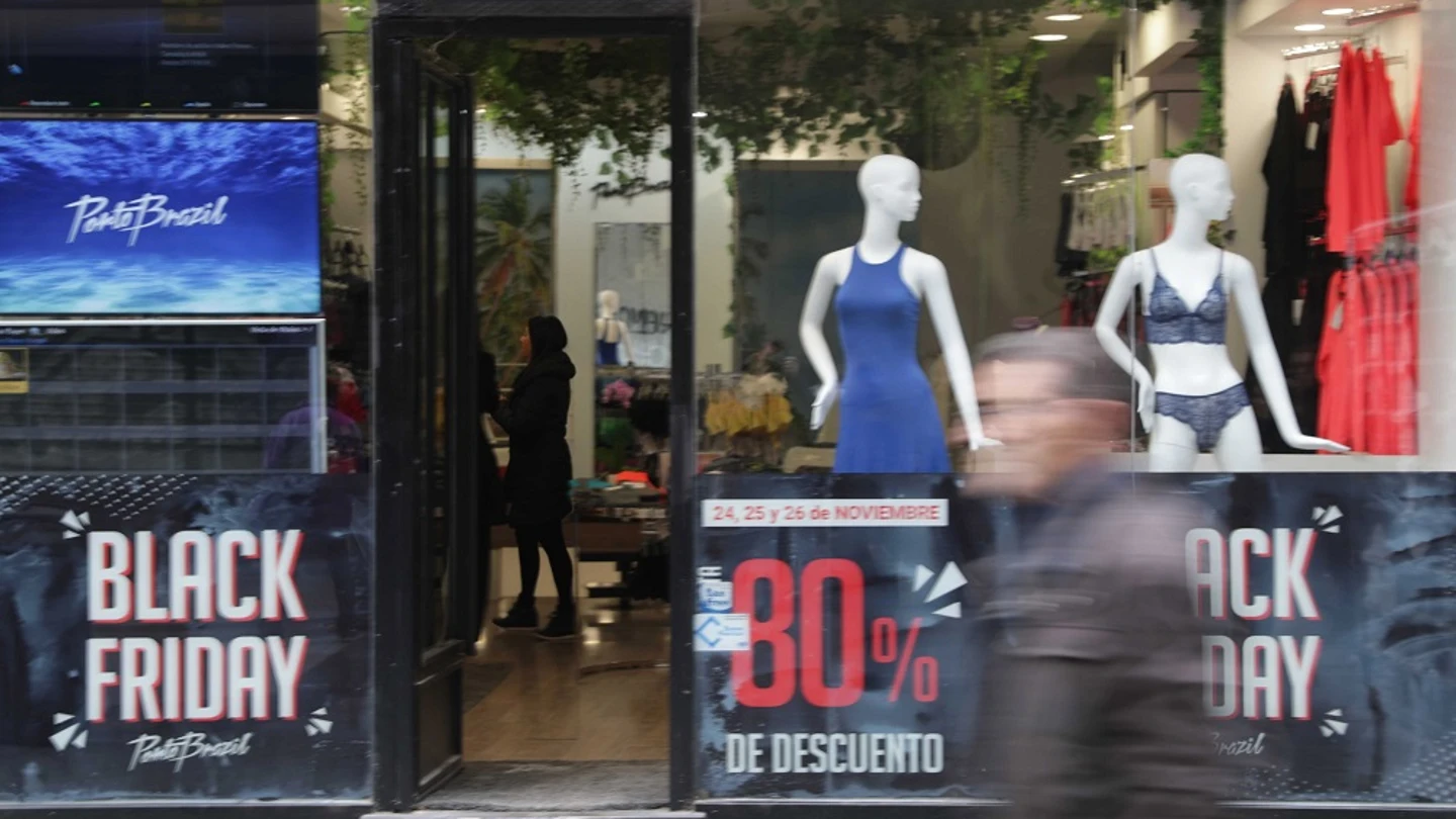 Imagen de archivo de escaparates con ofertas del Black Friday Imagen de archivo de escaparates con ofertas del Black Friday