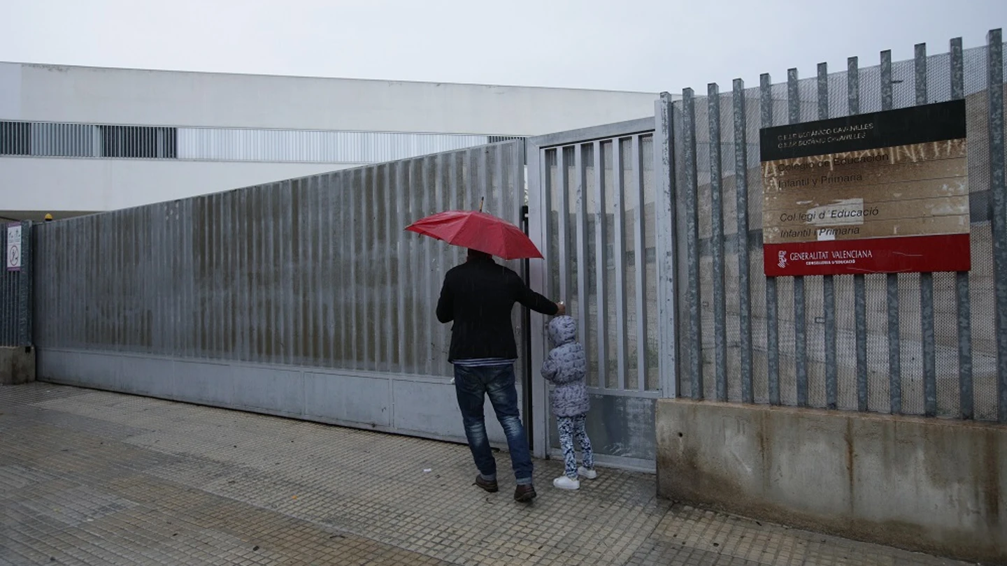 Un padre se encuentra las puertas cerradas del CP Botànic Cabanilles Un padre se encuentra las puertas cerradas del CP Botànic Cabanilles