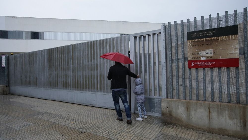Un padre se encuentra las puertas cerradas del CP Botànic Cabanilles