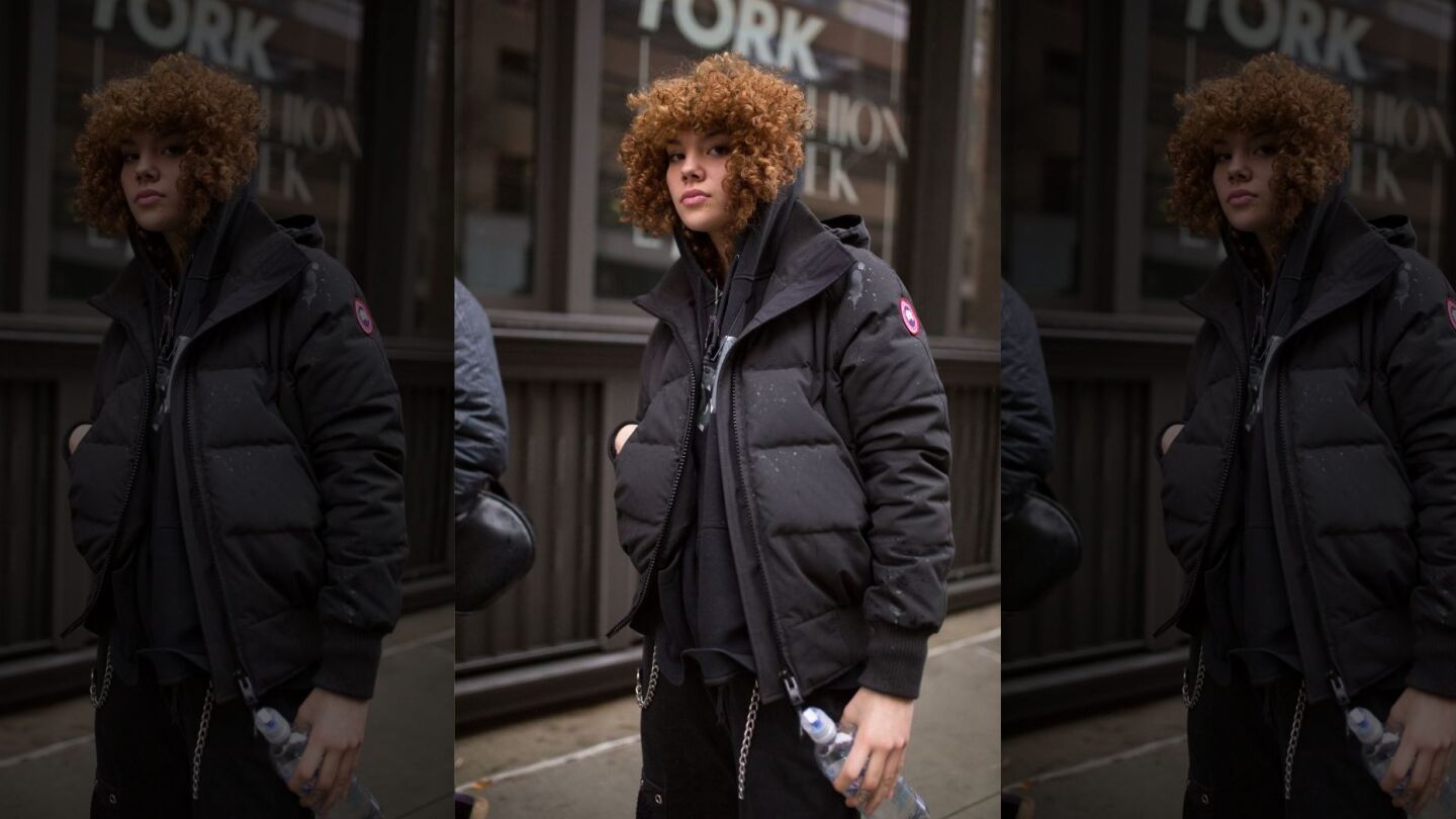 Imagen de una joven con un abrigo de Canada Goose, una de las marcas que ha prohibido llevar la escuela de Liverpool