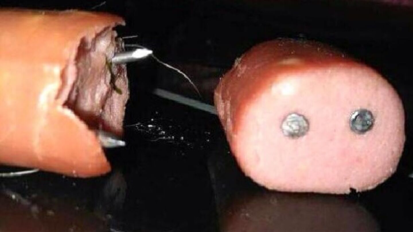 Salchicas con clavos en su interior
