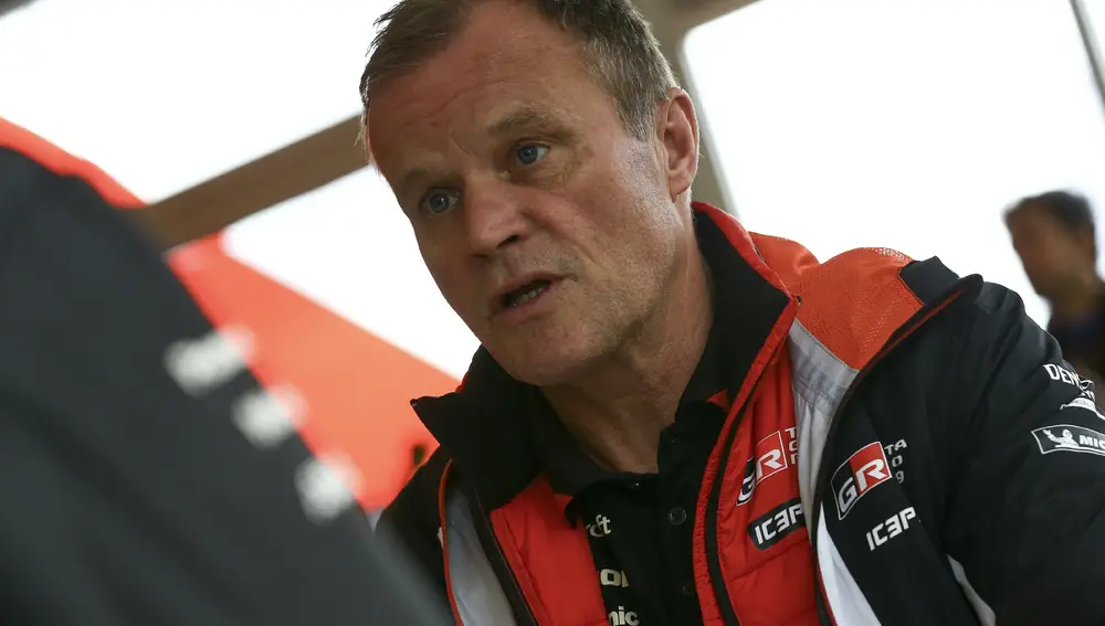 Tommi Mäkinen celebraba la victoria de Latvala y el título de constructores