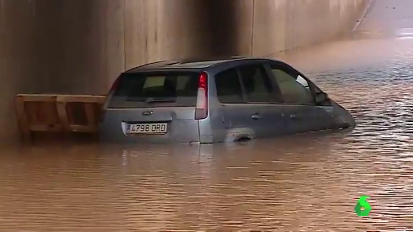 Coche atrapado en Valencia