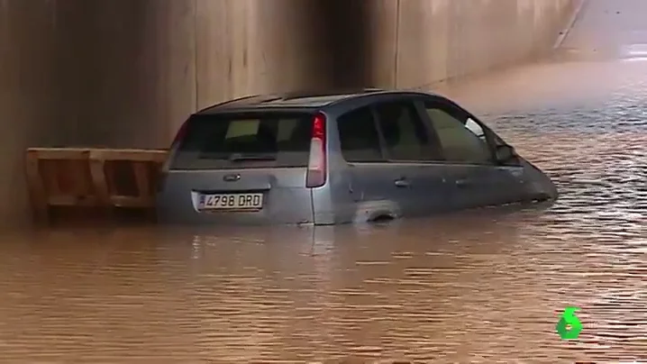 Coche atrapado en Valencia