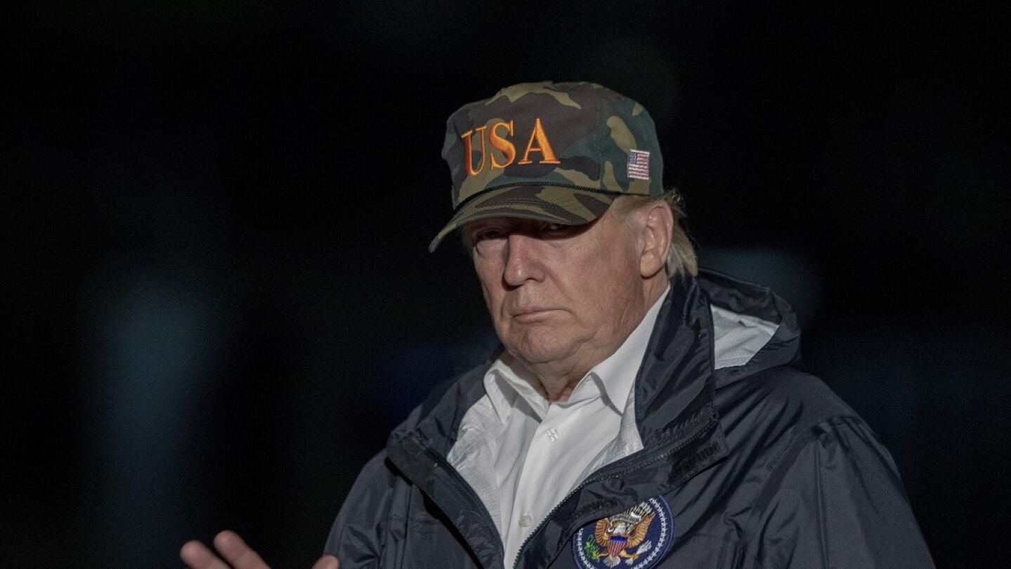 Donald Trump visita las zonas afectadas por el incendio en California
