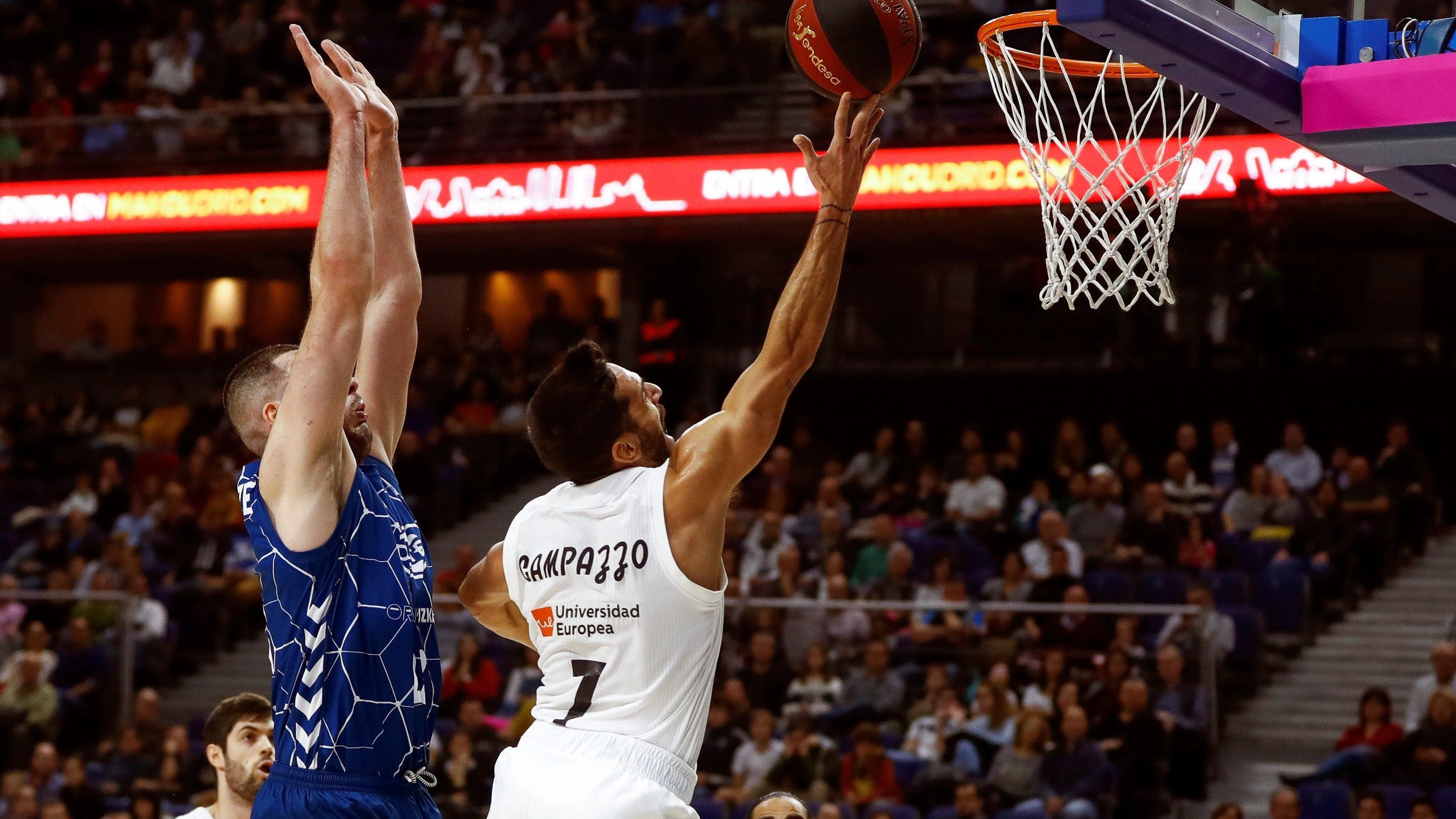 El bse argentino Campazzo anota para el Real Madrid