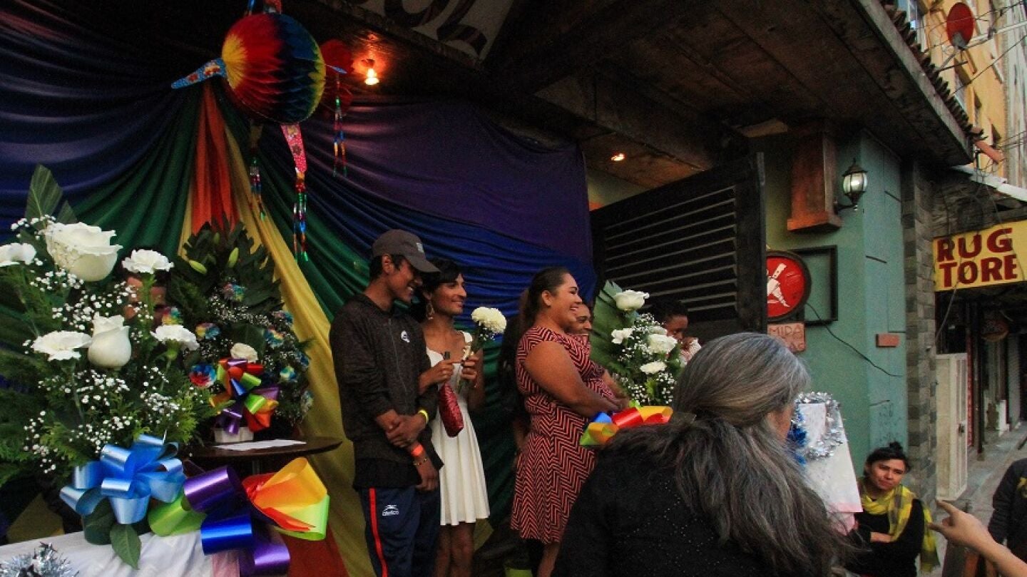 iembros de la comunidad LGBT de la caravana migrante de centroamericanos celebran bodas colectivas