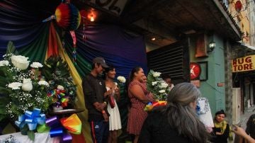 iembros de la comunidad LGBT de la caravana migrante de centroamericanos celebran bodas colectivas