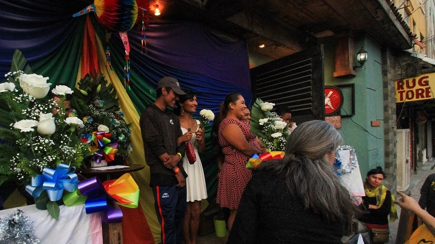 iembros de la comunidad LGBT de la caravana migrante de centroamericanos celebran bodas colectivas