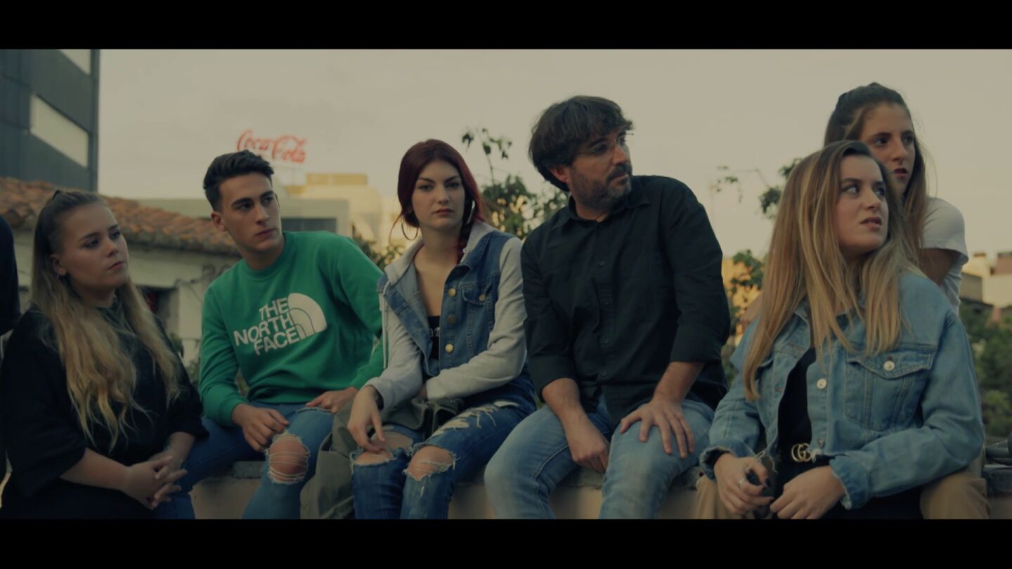 Un grupo de j&oacute;venes hablan con Jordi &Eacute;vole en Salvados: la mala educaci&oacute;n