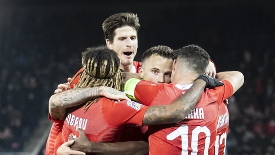 Los jugadores de Suiza se abrazan para celebrar la victoria Los jugadores de Suiza se abrazan para celebrar la victoria