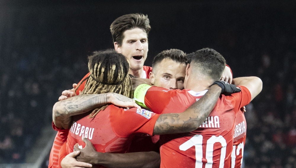 Los jugadores de Suiza se abrazan para celebrar la victoria