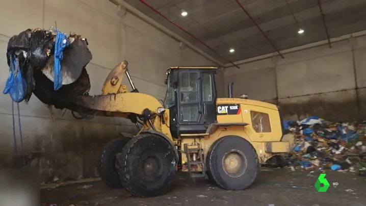 Imagen de un tractor recogiendo basura