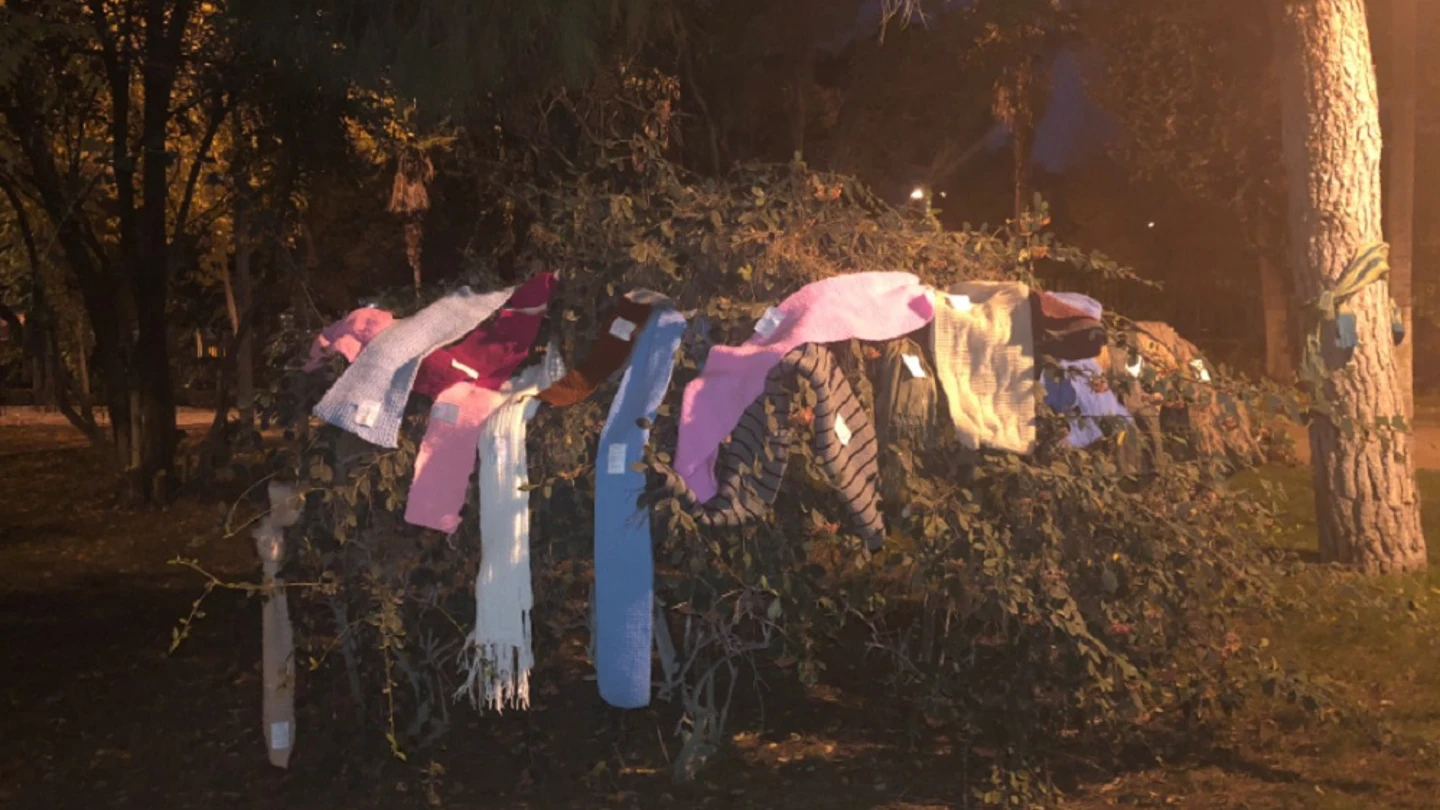Imagen de las bufandas colocadas por vecinos de Alcalá de Henares para las personas sin techo Imagen de las bufandas colocadas por vecinos de Alcalá de Henares para las personas sin techo