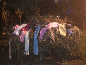 Imagen de las bufandas colocadas por vecinos de Alcalá de Henares para las personas sin techo Imagen de las bufandas colocadas por vecinos de Alcalá de Henares para las personas sin techo