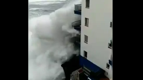 El oleaje destroza varios balcones en Tenerife El oleaje destroza varios balcones en Tenerife