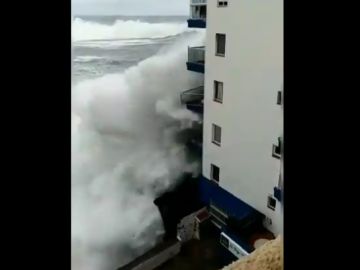 El oleaje destroza varios balcones en Tenerife