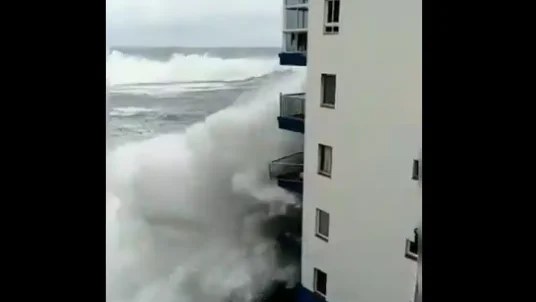 El oleaje destroza varios balcones en Tenerife