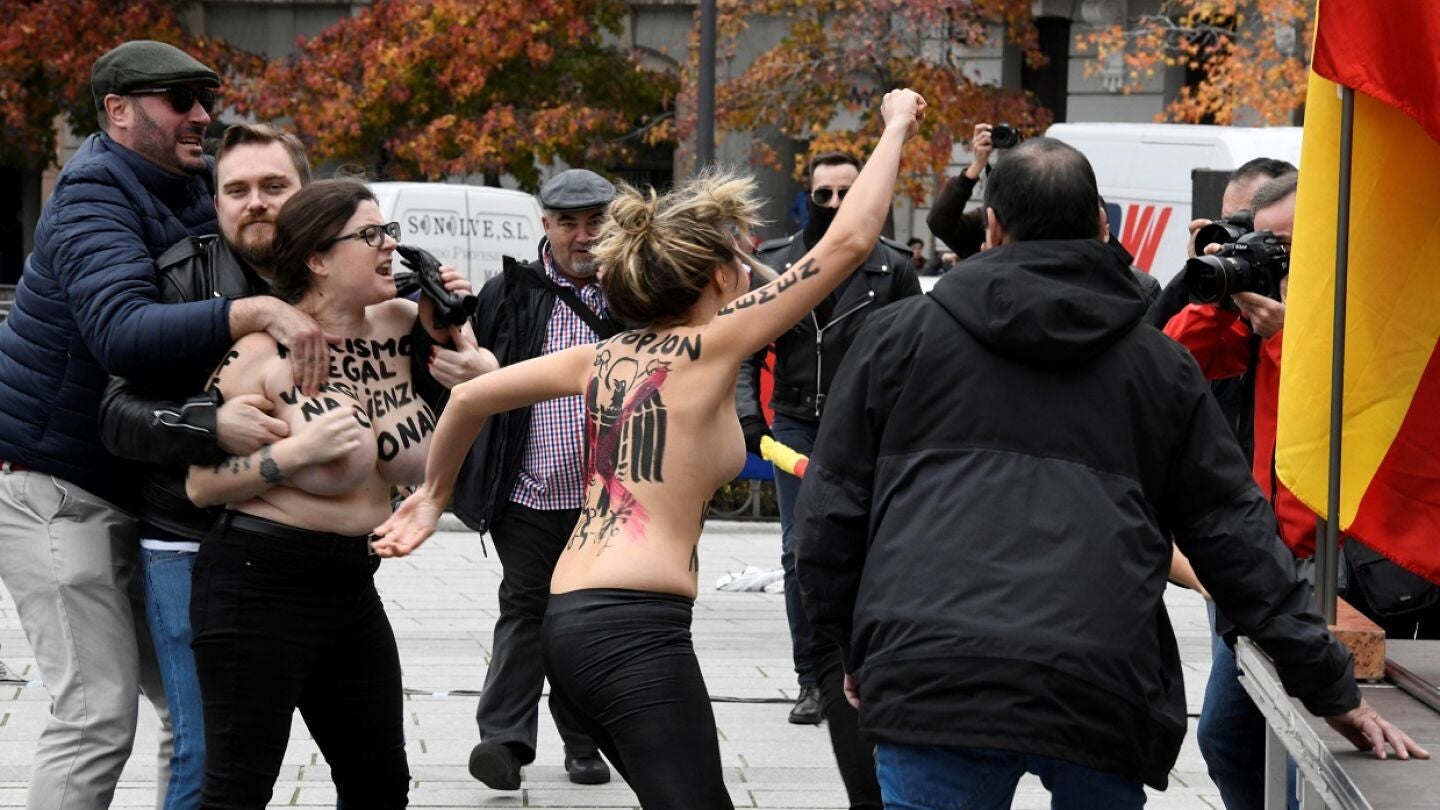 Activistas de femen protestan en un acto de la Falange