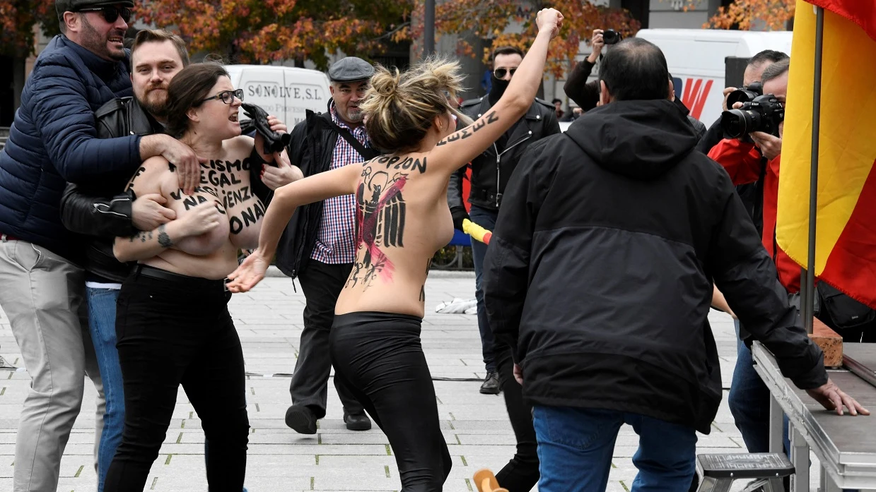 Activistas de femen protestan en un acto de la Falange