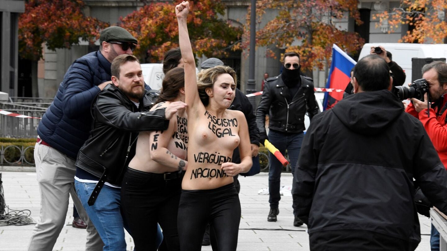 Activistas de Femen protestan en un acto de la Falange