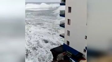 El oleaje impacta en un edificio de Canarias