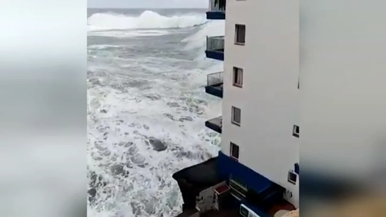 El oleaje impacta en un edificio de Canarias