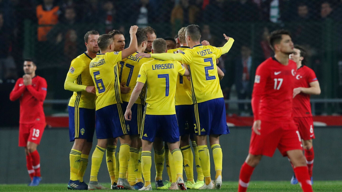 Los jugadores de Suecia celebran el gol de la victoria ante Turqu&iacute;a