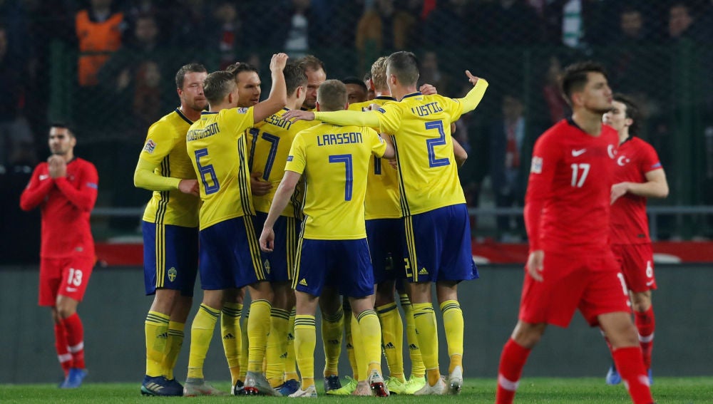 Los jugadores de Suecia celebran el gol de la victoria ante Turquía