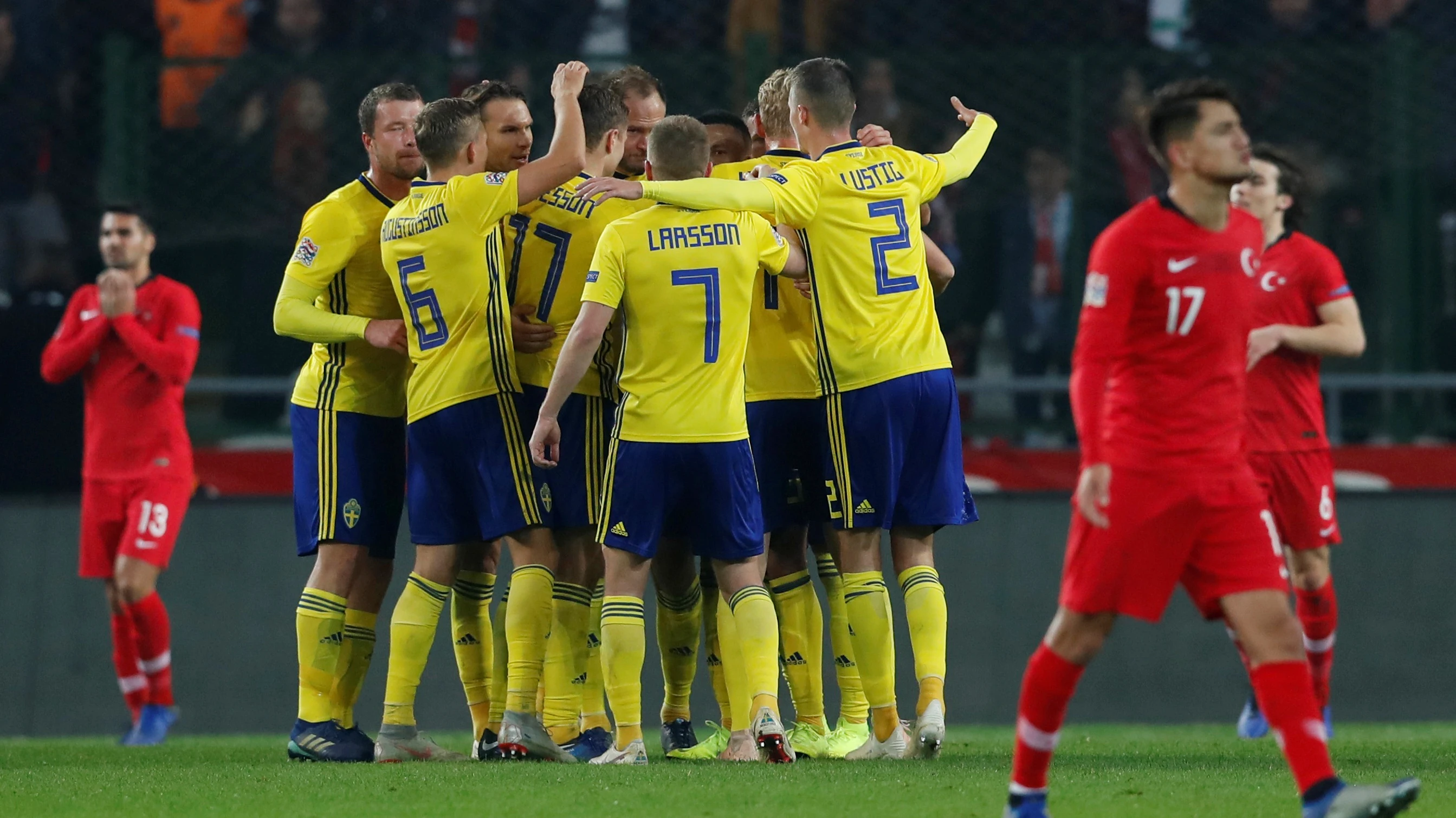 Los jugadores de Suecia celebran el gol de la victoria ante Turquía