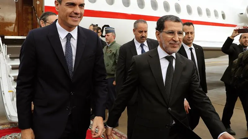 El presidente del Gobierno español, Pedro Sánchez, a su llegada a Rabat donde fue recibido por el primer ministro marroquí, Saadedín Al Othmani(d)