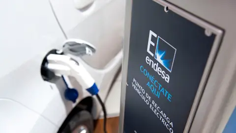 Punto de recarga de coche eléctrico  Punto de recarga de coche eléctrico