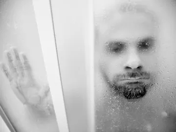 Enjabonar toda la superficie de la piel en cada ducha es una costumbre desaconsejable Enjabonar toda la superficie de la piel en cada ducha es una costumbre desaconsejable