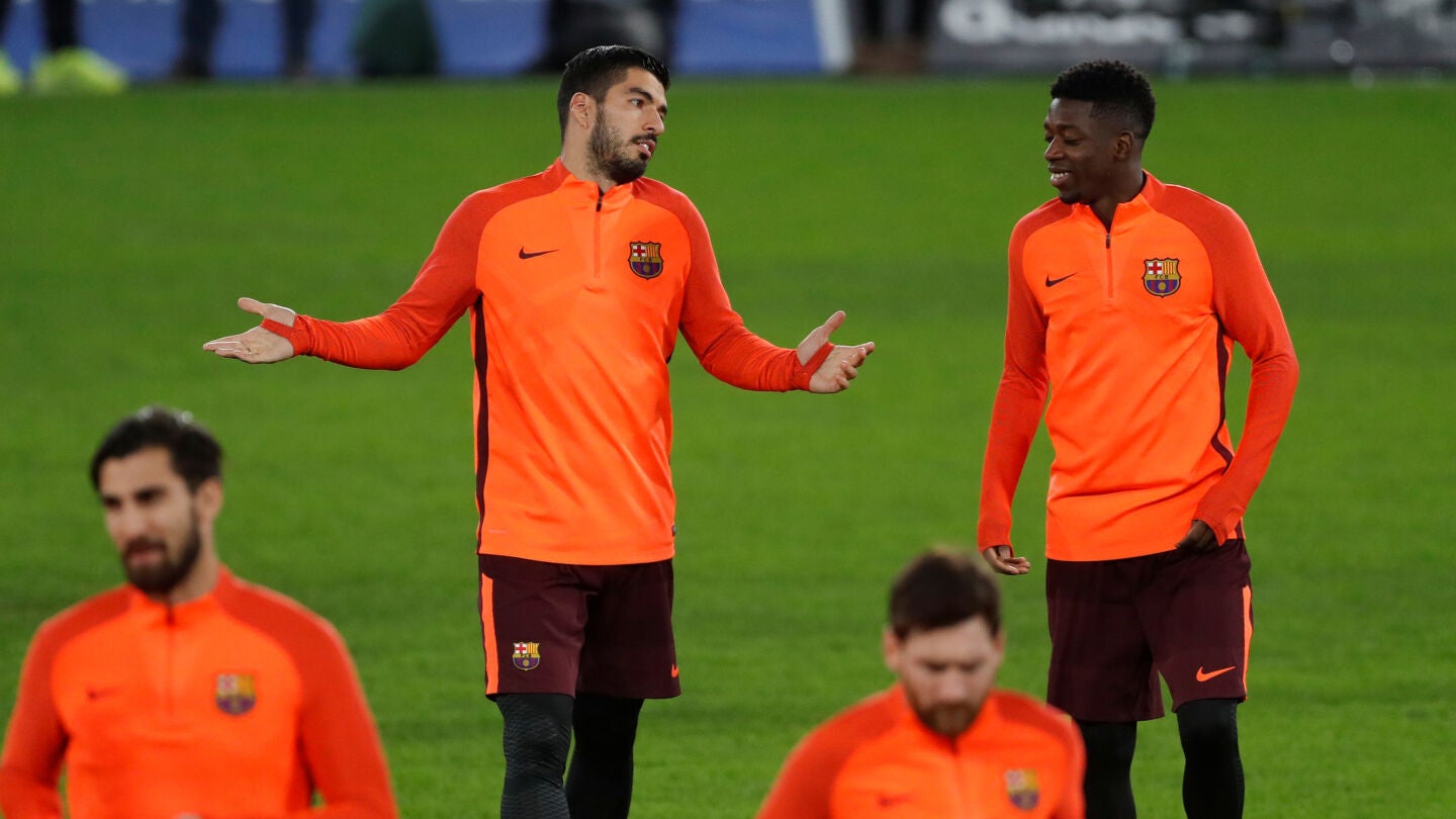 Luis Su&aacute;rez charla con Dembel&eacute; durante un entrenamiento