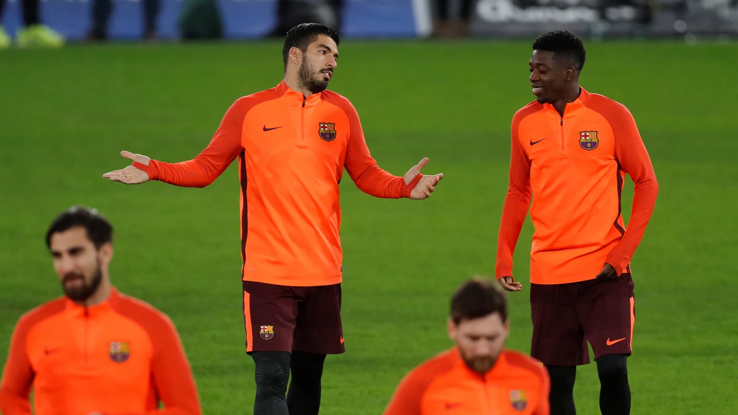 Luis Suárez charla con Dembelé durante un entrenamiento Luis Suárez charla con Dembelé durante un entrenamiento
