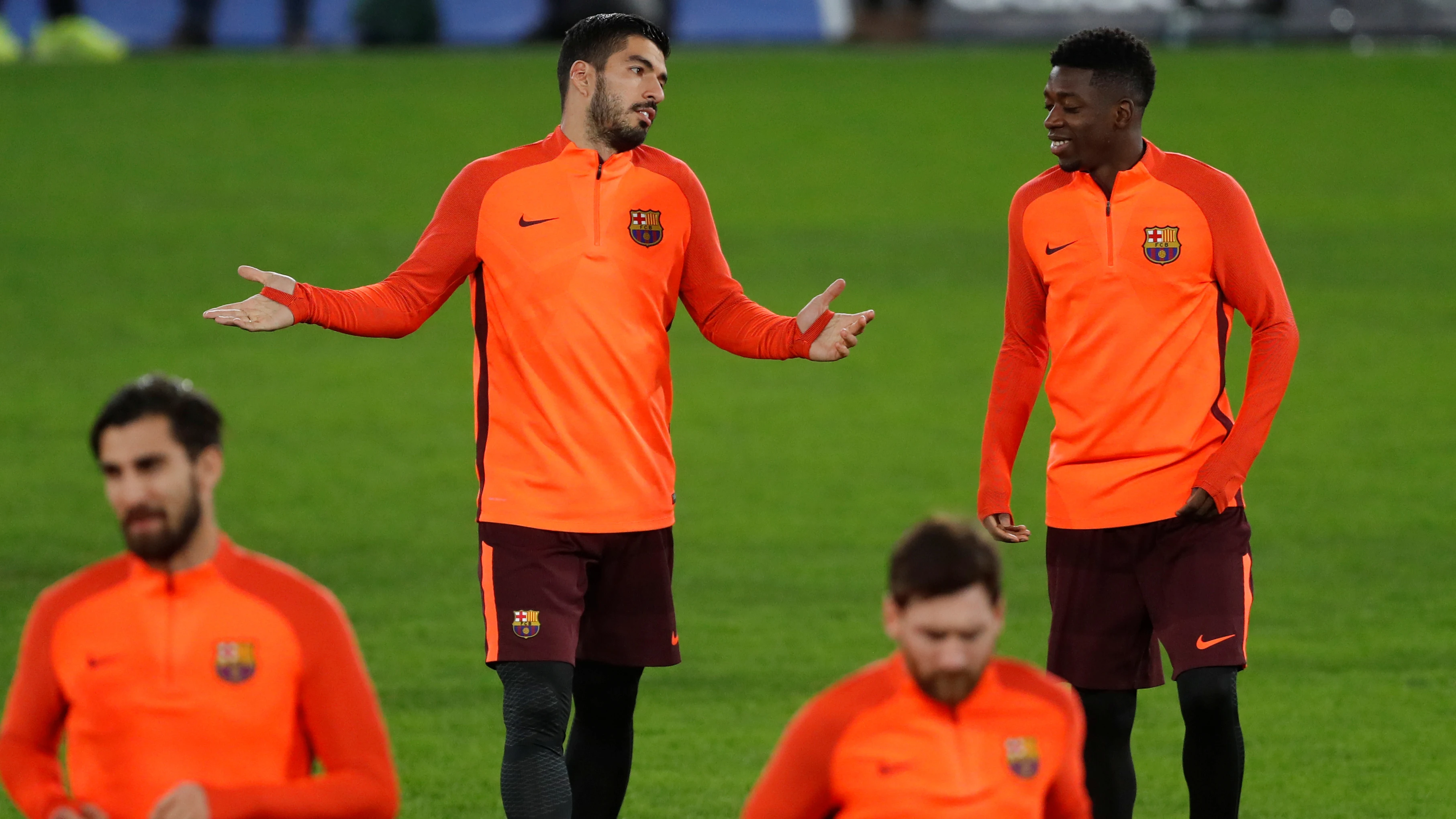 Luis Suárez charla con Dembelé durante un entrenamiento