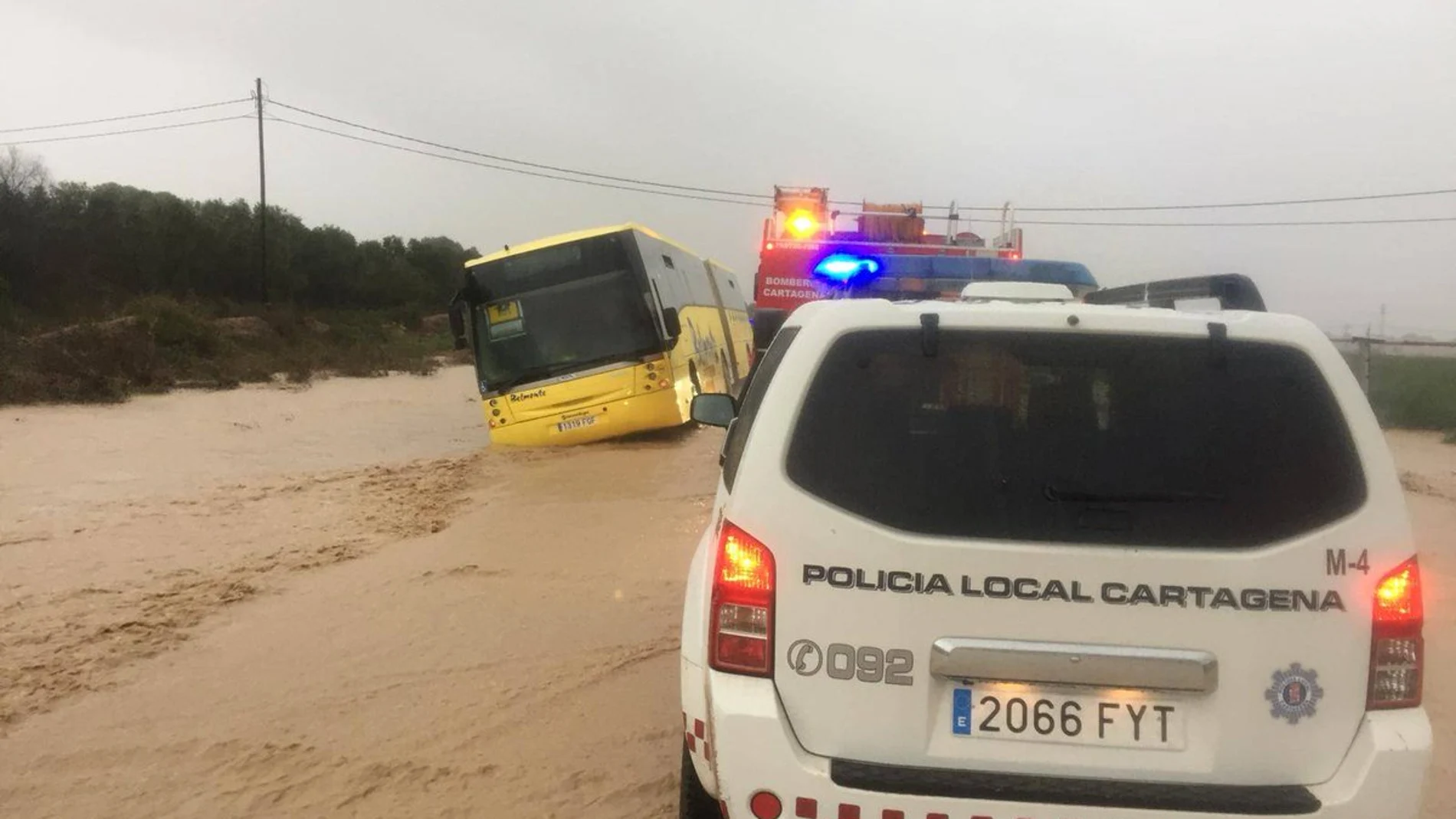 Autobús escolar atrapado por las lluvias en Cartagena