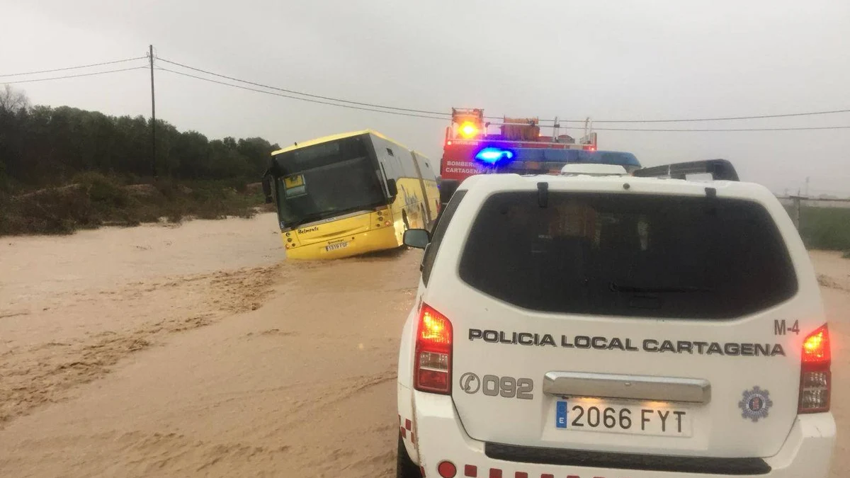 Autobús escolar atrapado por las lluvias en Cartagena