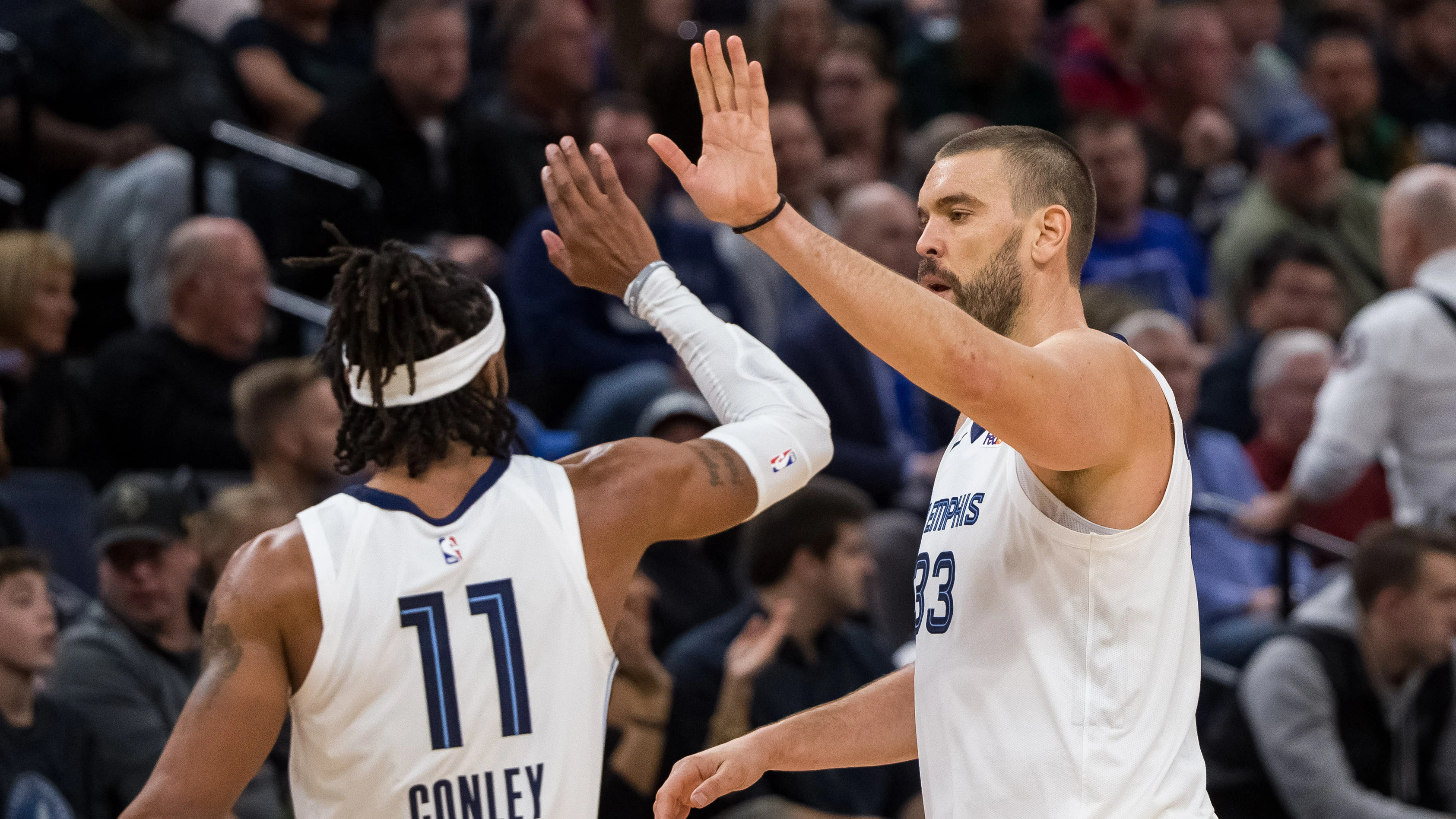 Marc Gasol celebra una canasta ante los Wolves