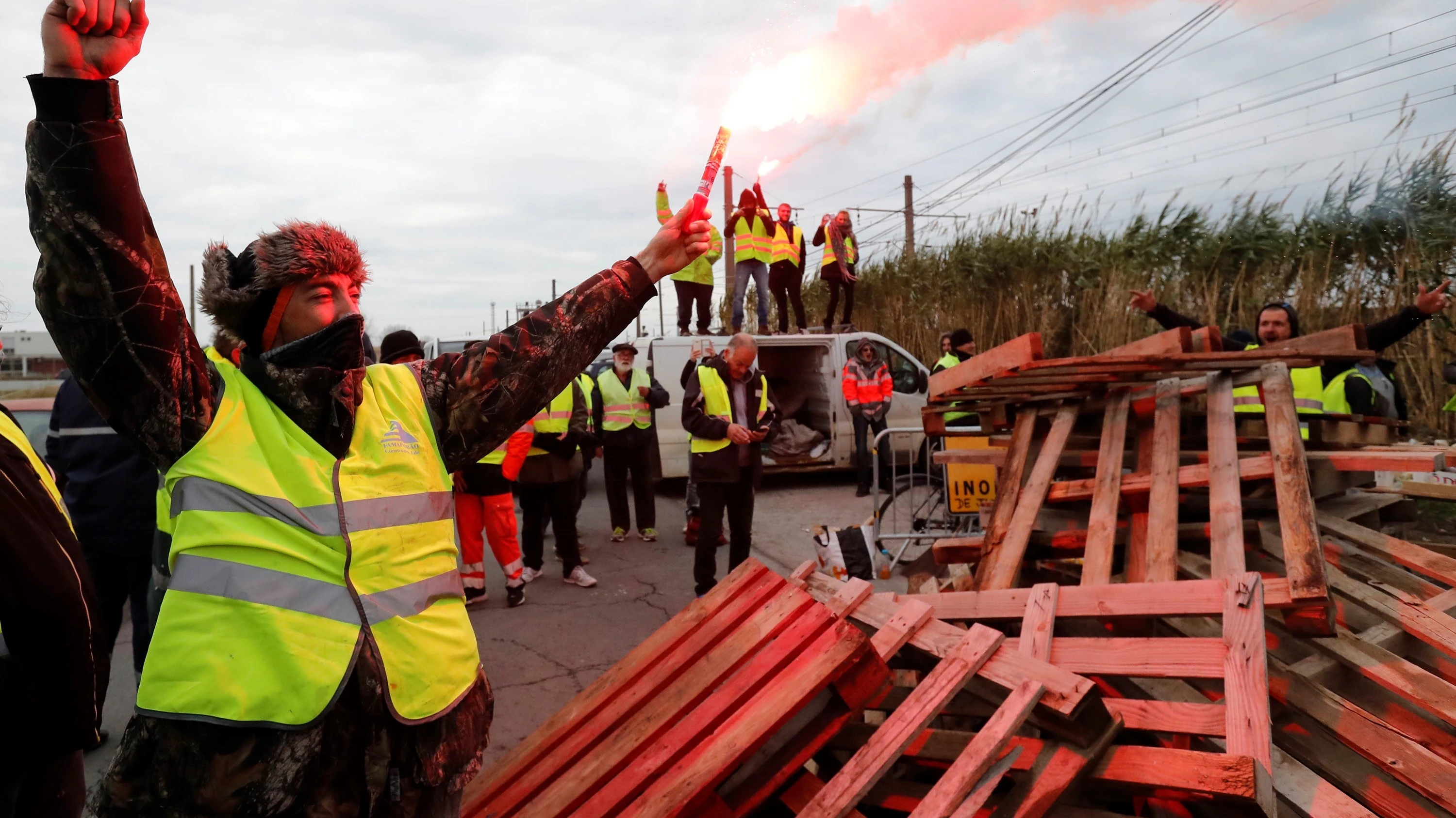 Manifestantes vestidos con chalecos amarillos bloquean el acceso a la refinería de Frontignan