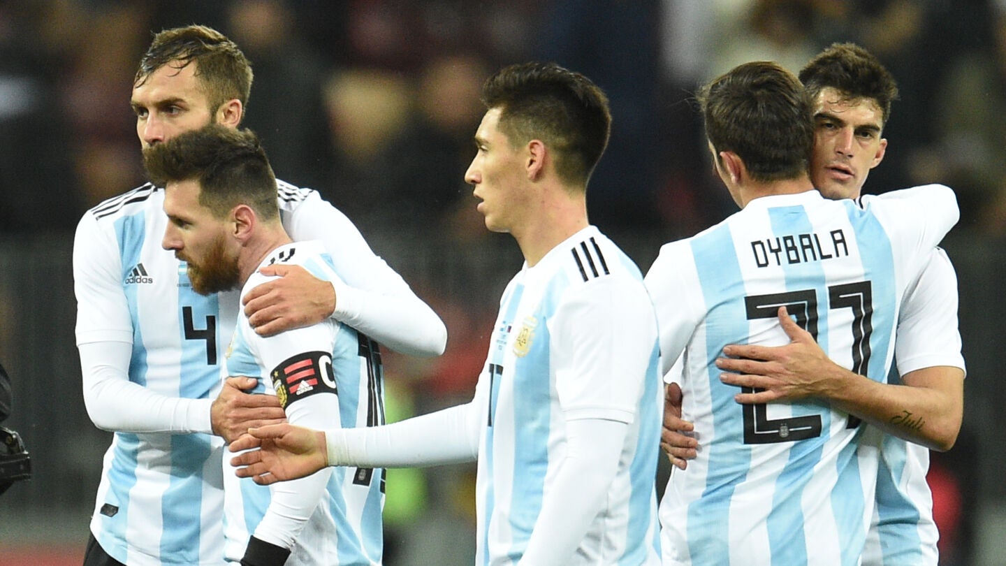 Leo Messi y Dybala, tras un partido de Argentina