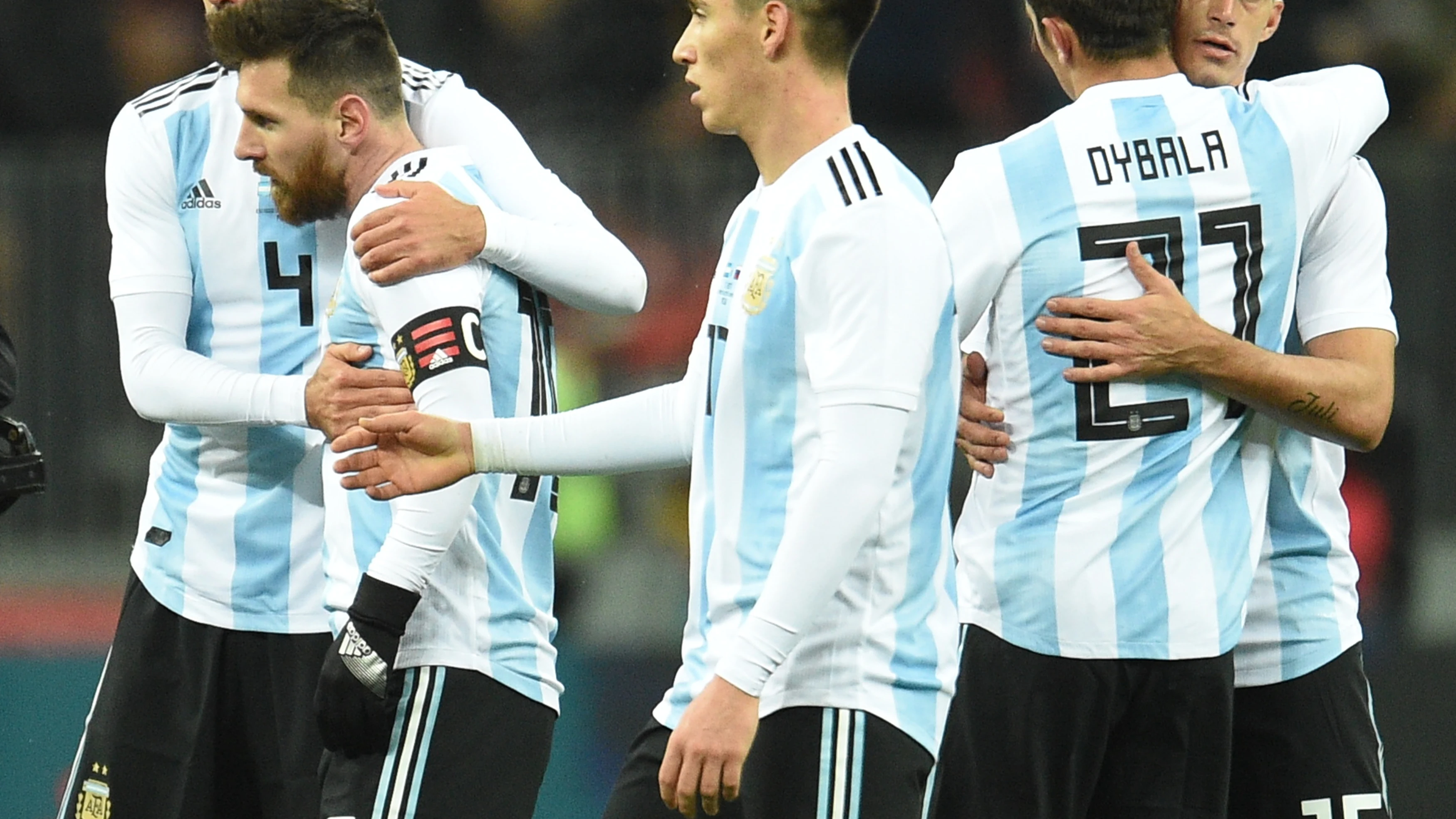 Leo Messi y Dybala, tras un partido de Argentina