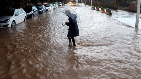 UEl mediterráneo en alerta por la llegada de una nueva Dana Una persona cruza una calle inundada durante el temporal en Valencia